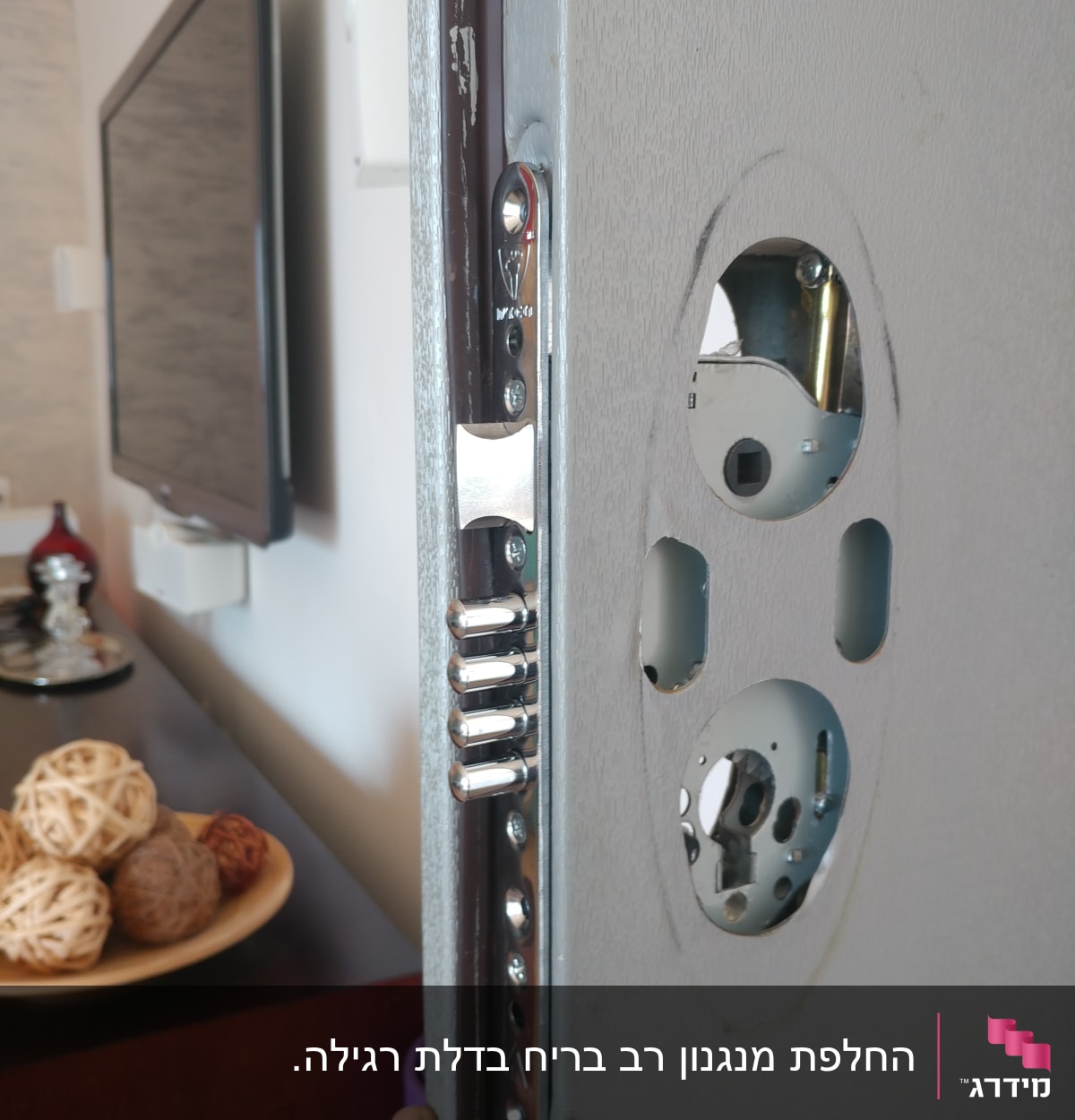 מנעול דלת עם בריחים מתכתיים וידית פתוחה